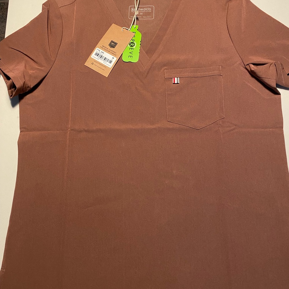 Mediclo Pinecone NWT medium scrub top